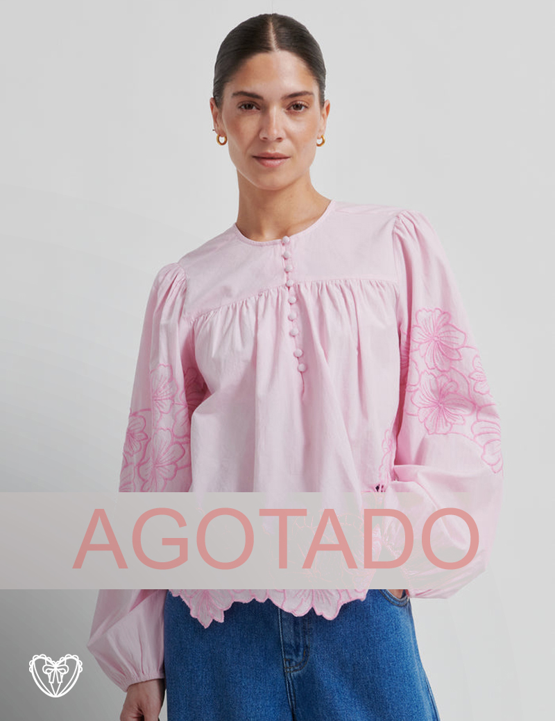 Camisa rosa con flores bordadas