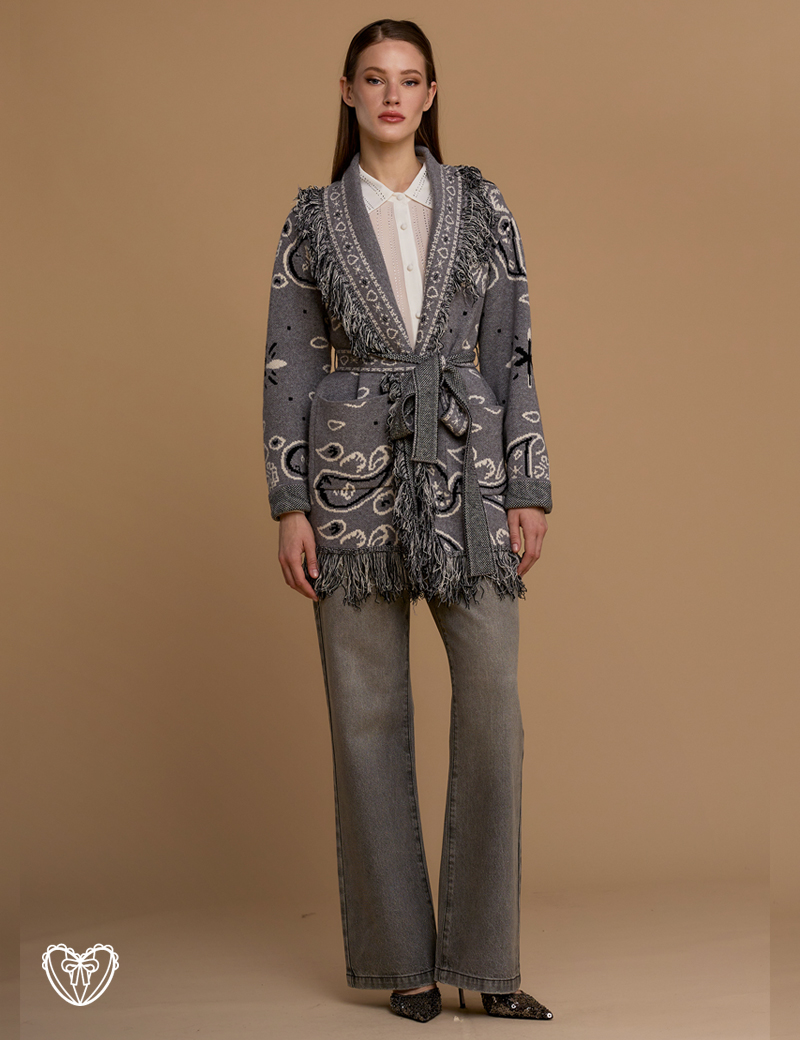 Chaqueta/cárdigan gris con flecos